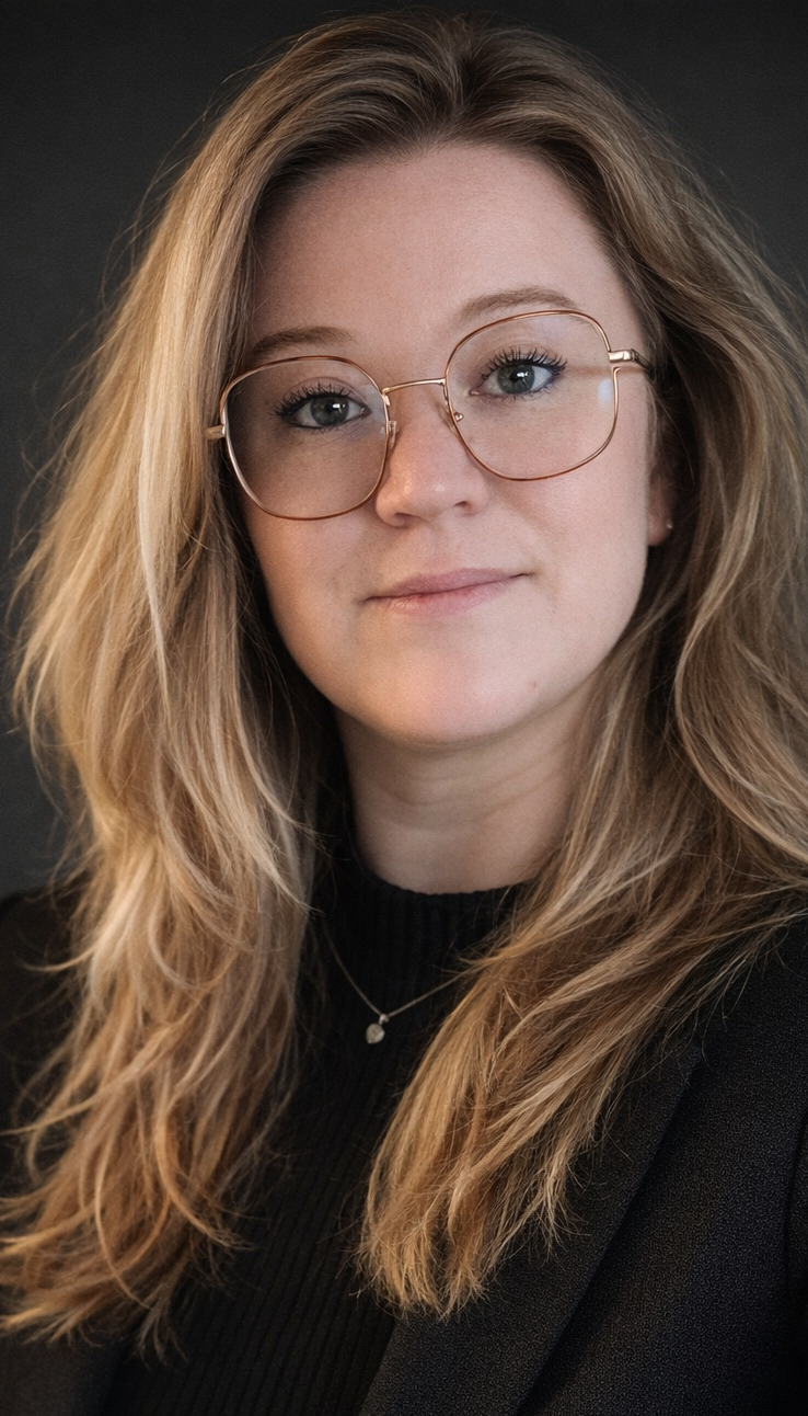 sandrine walraf votre partenaire A'SSenTion Femme avec des lunettes, cheveux blonds ondulés, regardant vers l'objectif.